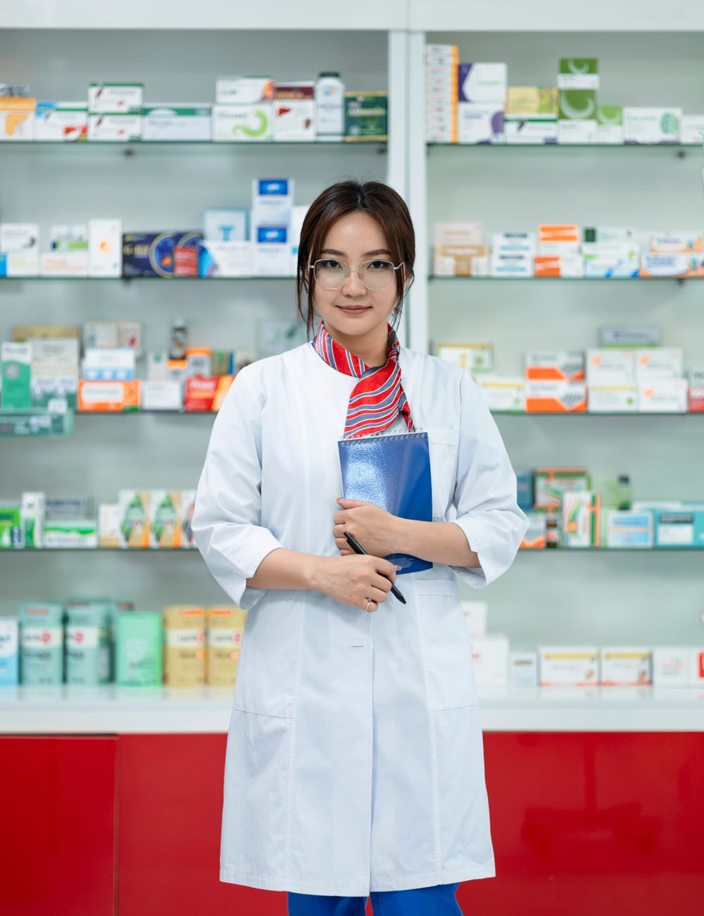 Farmacéutica de Farmacia Páez atendiendo en el mostrador